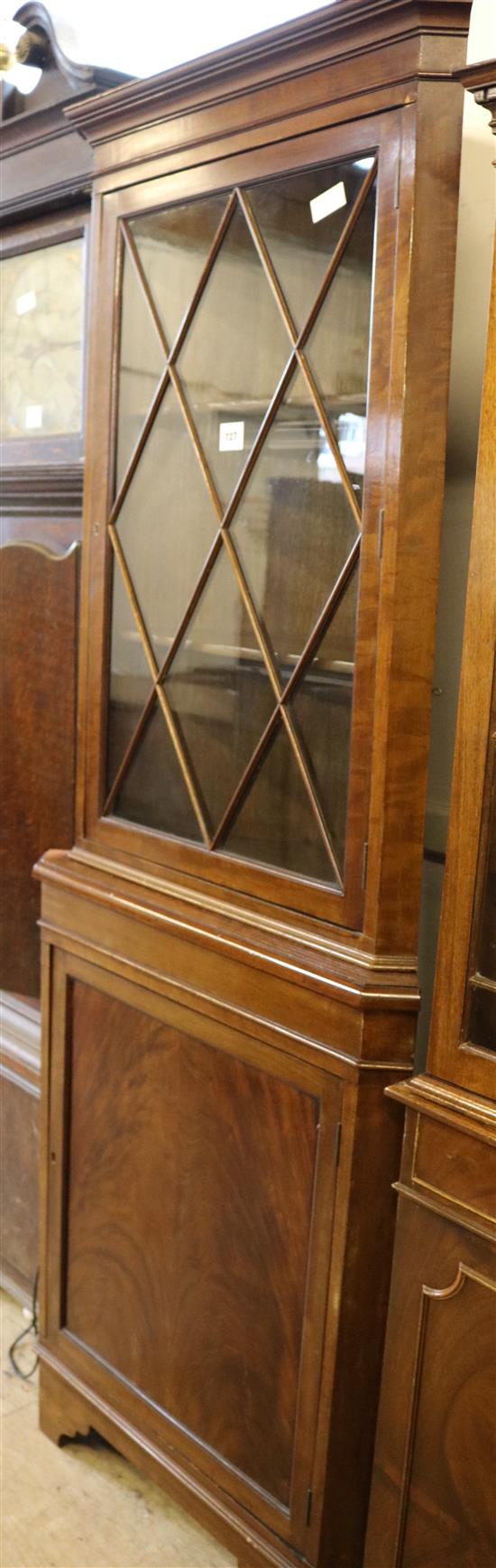Standing mahogany corner cabinet(-)